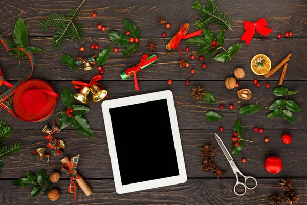 Mujer de compras en línea para Navidad en el teléfono inteligente — Foto de Stock