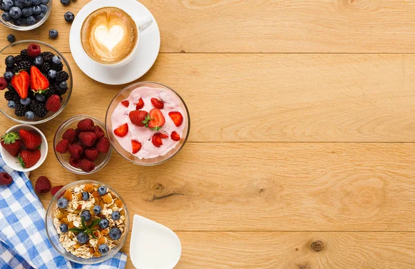 Rico desayuno en mesa de madera natural — Foto de Stock