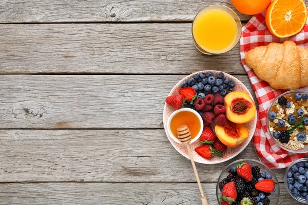 Croissant croccanti freschi e succo d'arancia per i pasti del mattino — Foto Stock