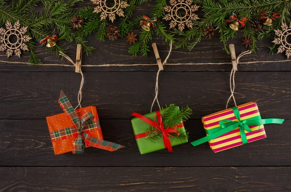 Elegantes regalos de Navidad en cuerda de cordel, fondo del marco de la guirnalda — Foto de Stock