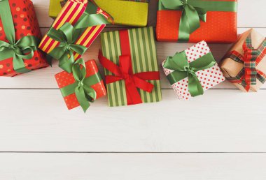 Noel hediye kutuları, ahşap masa arka plan üzerinde Üstten Görünüm.