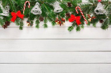 Noel dekorasyon, süs eşyaları ve çelenk çerçeve arka plan