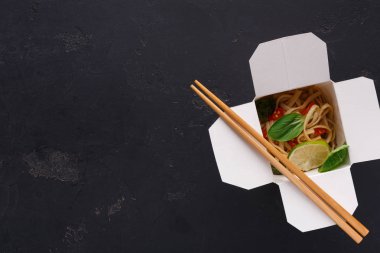 Gri arka plan üzerinde teslim kutusundaki Asya gıda