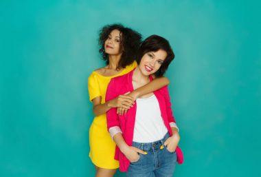 Azur studio arka plan eğlenceli sahip iki kız arkadaşım