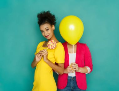 Azur studio arka plan eğlenceli sahip iki kız arkadaşım