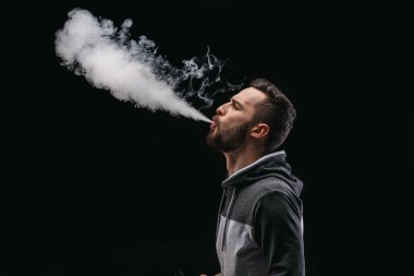Vaping e-sigara duman siyah ile genç adam