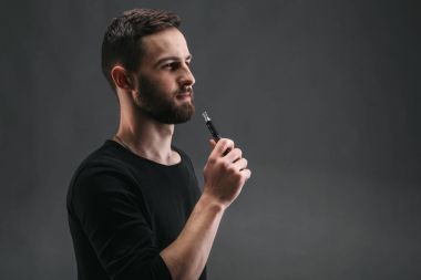 Vaping e-sigara duman siyah ile genç adam