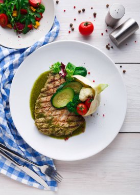 Sebze ve yeşil biber sosu ile ızgara biftek