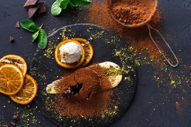 Çikolatalı fondan Creme anglaise ve vanilyalı dondurma ile