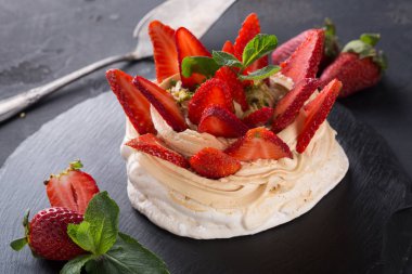 Anna Pavlova pasta siyah arka plan üzerine çilek ile