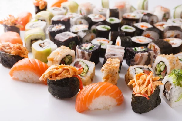 一整套寿司、 maki 和白色背景上的卷 — 图库照片
