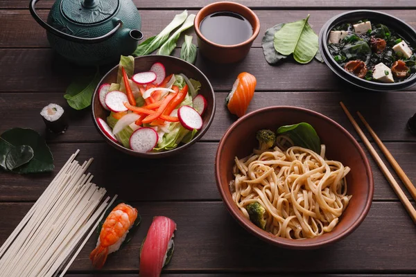 Comida asiática sobre fondo de madera, espacio para copiar —  Fotos de Stock