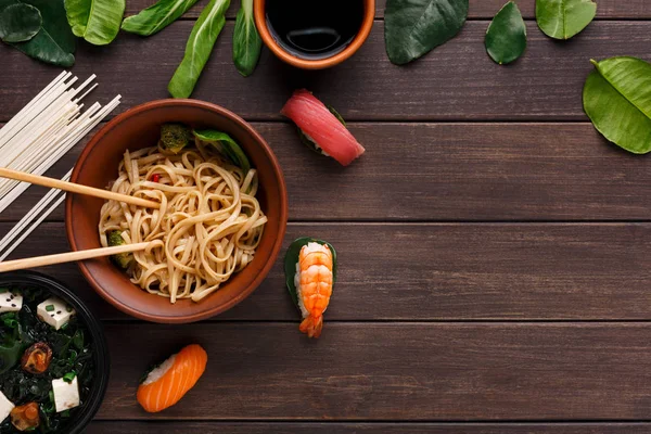 Cuenco de fideos de arroz con sopa de soja en madera —  Fotos de Stock