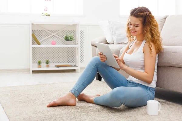 Girl with a tablet at home — Stock Photo, Image