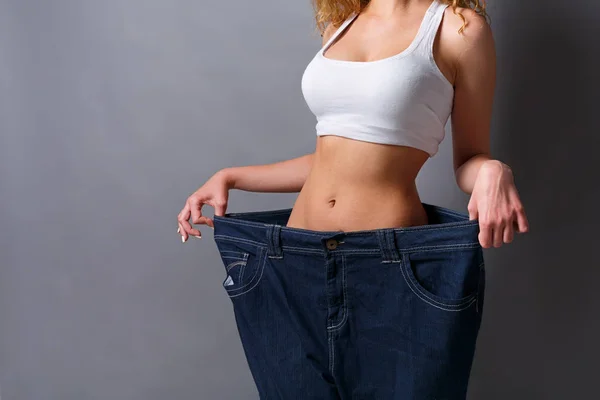 Femme portant un jean beaucoup plus grande taille — Photo