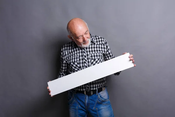 Senior férfi üres fehér tábla — Stock Fotó