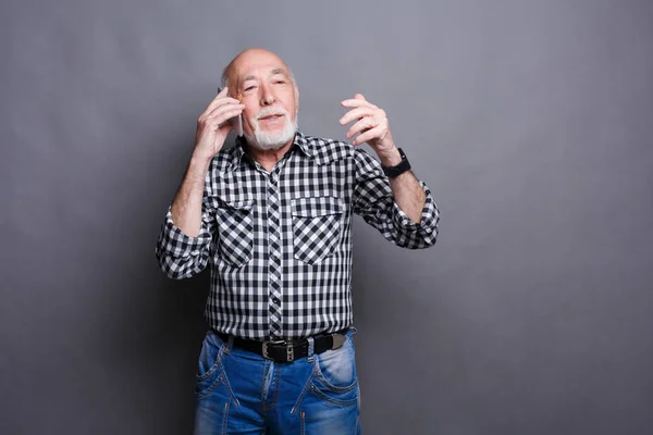 Veselý senior muž mluví o telefonu — Stock fotografie
