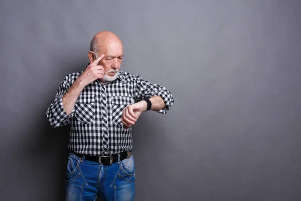 Homem sênior usando seu novo relógio inteligente — Fotografia de Stock