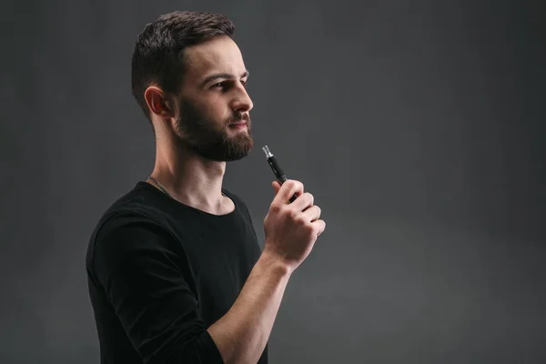 Vaping e-sigara duman siyah ile genç adam — Stok fotoğraf