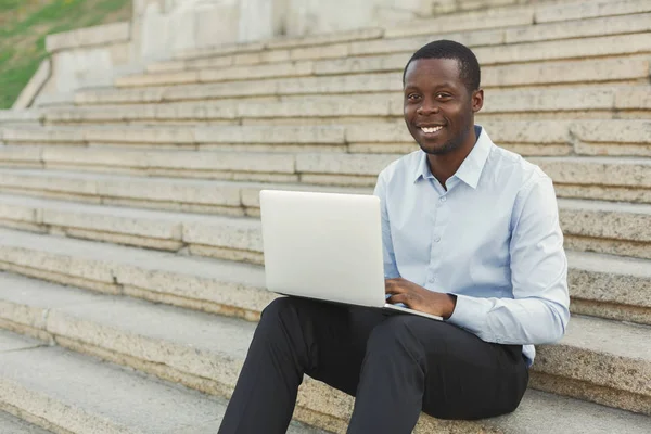 Αφρικανικός-αμερικανικός επιχειρηματίας που εργάζεται με το laptop σε εξωτερικούς χώρους — Φωτογραφία Αρχείου