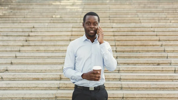 Zwarte zakenman buitenshuis in smart casual ware — Stockfoto