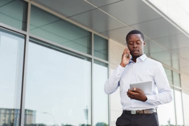 Açık havada smart casual ware'siyah iş adamıdır