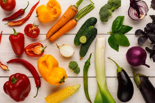Duhové pozadí s hodně barevné zeleniny — Stock fotografie