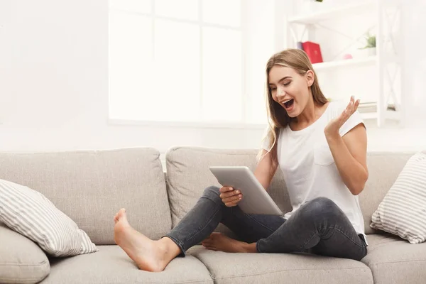 Giovane ragazza con un tablet a casa — Foto Stock