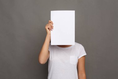Yüzüne boş beyaz kağıt olan kadın