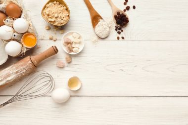 Arka plan beyaz rustik ahşap üzerine un ve yumurta ile pişirme