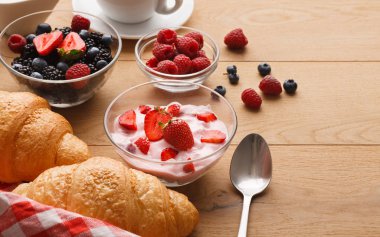 Continental Kahvaltı croissants ve doğal ahşap üzerine çilek ile