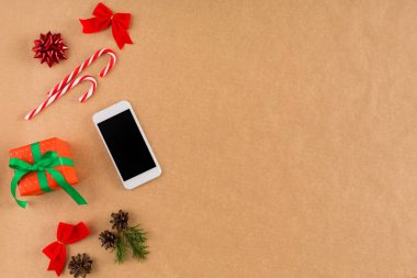 Lay düz telefon ve mevcut kutulara craft kağıt arka plan, üstten görünüm.