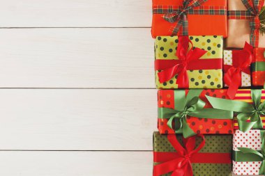 Noel hediye kutuları, ahşap masa arka plan üzerinde Üstten Görünüm.