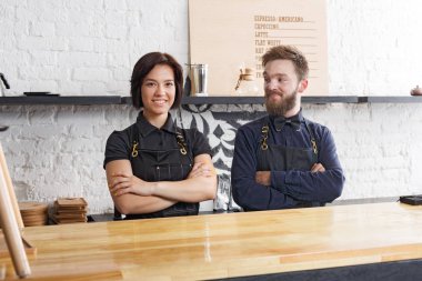 Kafe iç Tekdüzen kahve erkek ve dişi barmenler
