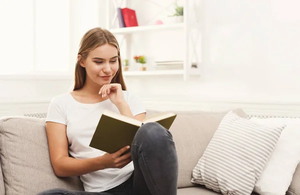Mujer joven leyendo sus notas — Foto de Stock