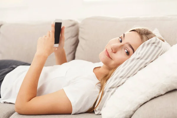 Chica en casa charlando en línea en el teléfono inteligente —  Fotos de Stock