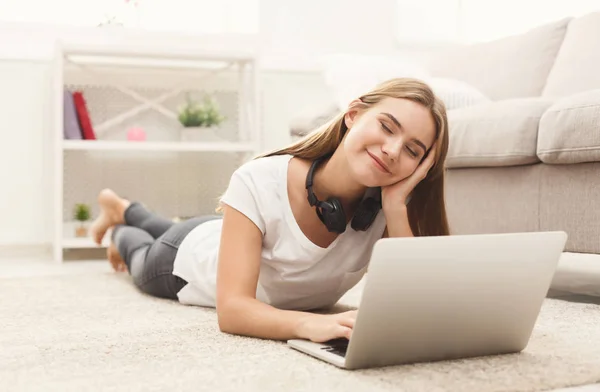 Giovane ragazza con computer portatile in casa — Foto Stock