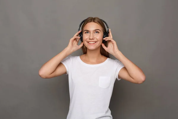 Mulher ouvir música em fones de ouvido, tiro estúdio — Fotografia de Stock