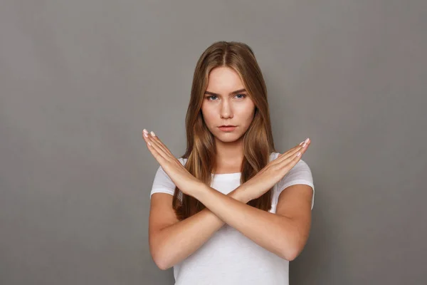 Mujer haciendo señal de stop con las manos cruzadas — Foto de Stock