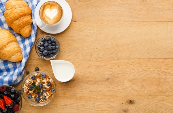 Pequeno-almoço continental com croissants e bagas em madeira branca — Fotografia de Stock