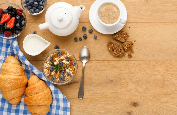 Desayuno continental con cruasanes y bayas sobre madera natural — Foto de Stock