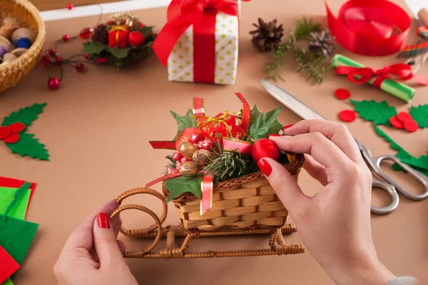 Творческое хобби. Рождественское украшение ручной работы, сани с игрушками и елками — стоковое фото