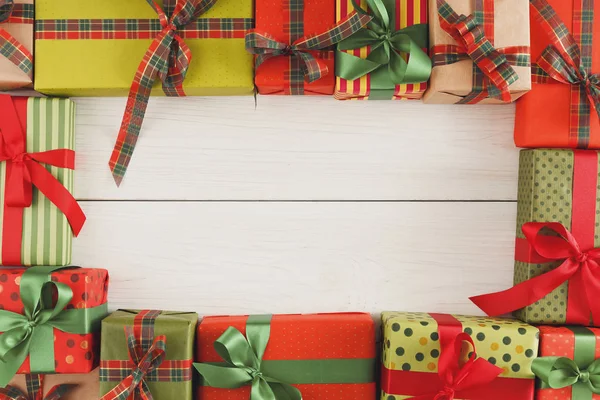 Montones de cajas de regalo en madera blanca, regalos de Navidad en papel — Foto de Stock