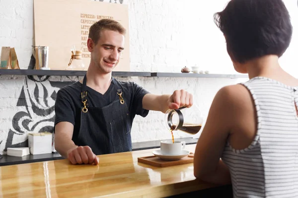 Barman conversando com o convidado e servindo café — Fotografia de Stock