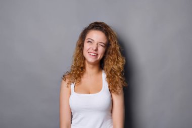 Kızıl saçlı kız stüdyoda poz gülümseyen