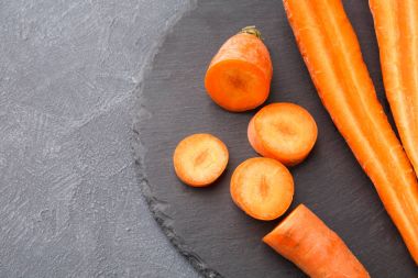 Havuç, kopya alanı, yemek backgroung, closeup rustik kayrak taş levha.