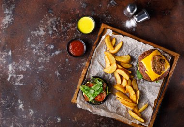 Hamburger menü üzerinde ahşap tepsi üstten görünüm götürün