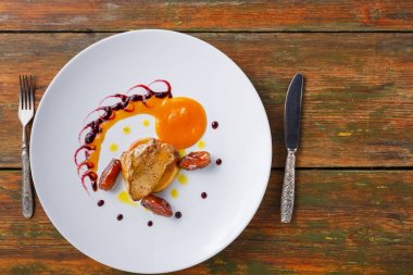 Kavrulmuş kaz ciğeri tarihi meyve ve elma ile