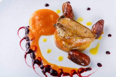 Kavrulmuş kaz ciğeri tarihi meyve ve elma ile