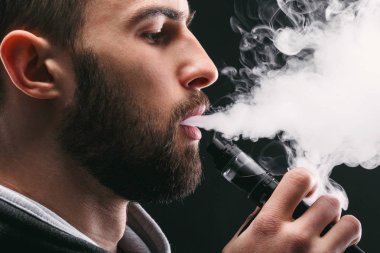 Vaping e-sigara duman siyah ile genç adam